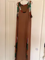 Vestido marrón de algodón, corte recto, con bordados a mano en el contorno del escote y tajos laterales.