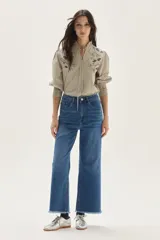 Jean de mujer, tiro alto, corte ancho (wide leg) y largo hasta el tobillo con terminación deshilachada. Color azul medio.