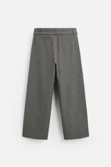 Pantalón gris de corte recto con cinturón de la misma tela, bolsillos laterales y traseros de vivo.