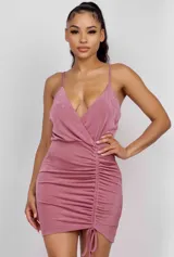 Vestido corto color rosa viejo, con escote en V, breteles finos regulables y frunce lateral con cordón ajustable.