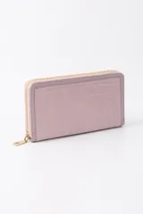 Billetera color violeta con cierre dorado y textura símil piel de cocodrilo.