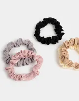 Set de gomitas de pelo tipo scrunchies en colores negro, beige, gris, rosa y amarillo.