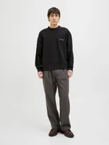 Buzo negro de manga larga con cuello redondo, fit oversize y estampa en la espalda con dibujo de flores en un jarrón.