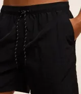 Bermuda masculina de microfibra color amarillo pálido, con cintura elástica ajustable mediante cordón y bolsillos laterales.