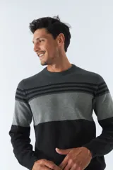 Sweater de punto a rayas horizontales en colores mostaza, blanco y azul marino, con cuello redondo y puños ajustados.