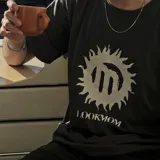 Remera oversize gris carbón de algodón de alto gramaje (240 grs) con estampado serigráfico frontal en blanco con logo.