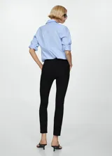 Camiseta negra de viscosa y elastano, de corte ajustado, cuello redondo y mangas largas.