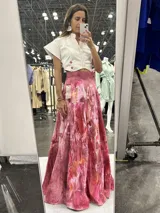 Falda larga de algodón con estampado abstracto en tonos negro, blanco y ocre.