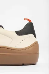Championes urbanos color crema con suela marrón, marca Urban Haus, modelo Trento.