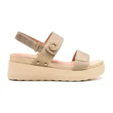 Sandalias con plataforma color beige, con tiras anchas y hebilla decorativa.