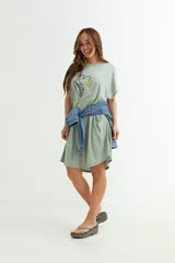 Vestido corto color verde oliva con estampado de dos rostros en color blanco.