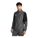 Campera deportiva Under Armour negra con cierre frontal, cuello alto y logo blanco en el pecho.