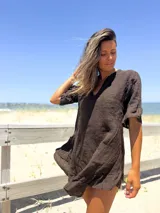 Vestido corto color chocolate confeccionado en lino, con escote en V y mangas cortas. Presenta volados en el ruedo.