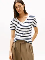 Remera de algodón a rayas horizontales blancas y azul marino, con cuello en V y corte slim.