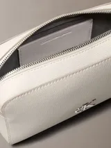 Cartera bandolera Calvin Klein color blanco, con correa ajustable, cierre de cremallera y logo CK metálico en el frente.