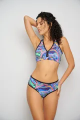 Top de bikini deportivo con estampado multicolor y ribete negro.