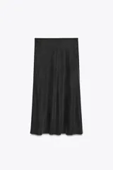 Falda midi negra de tiro alto con cintura elástica.