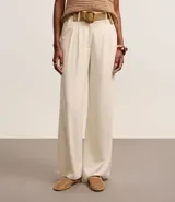 Pantalón wide leg negro de viscolino, con tiro alto, trabillas en la cintura, cierre tradicional y pliegues.