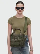 Bolso tote pequeño Marc Jacobs modelo The Camo Jacquard, con estampado de camuflaje en tonos verde y marrón. Incluye doble asa de mano y correa bandolera extraíble.