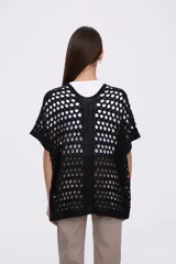 Poncho calado negro con escote en V y mangas cortas.