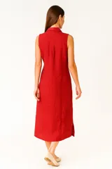 Vestido midi de lino color crudo, sin mangas, con cuello camisa y abotonadura frontal completa.