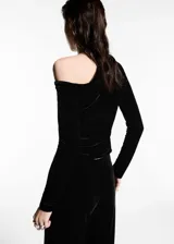 Top de terciopelo rojo con un solo hombro, manga larga y frunces laterales.