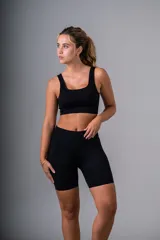 Top deportivo negro sin mangas, con corte cuadrado y soporte medio.