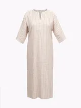 Túnica midi de lino color crudo con finas rayas verticales en tono marrón. Presenta cuello en V con abertura y mangas tres cuartos. La cintura se ajusta con un lazo del mismo tejido, y tiene aberturas laterales en el ruedo.