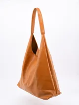 Bolso tote color marrón con correa de hombro y cosmetiquera con cierre.