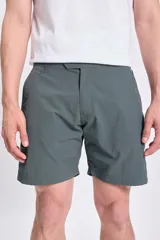 Short de baño gris con pretina cruzada y cordón ajustable.