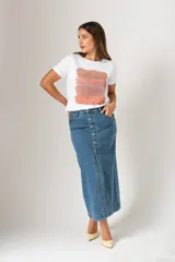 Falda midi de jean azul con abertura frontal y abotonadura completa.