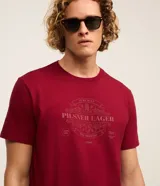 Remera de algodón color bordó con estampa frontal de la marca de cerveza Pilsner Lager.