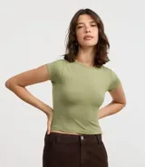 Blusa básica de poliamida color blanco, con mangas cortas y cuello redondo.