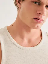 Musculosa ajustada de hombre, color beige, con tejido acanalado (ribbed).