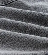 Pantalón de jean de hombre, modelo baggy, color celeste lavado, con bolsillos cargo en los laterales y bolsillos traseros.