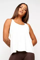 Musculosa celeste de corte holgado, con espalda deportiva y logo estampado en el lateral inferior.