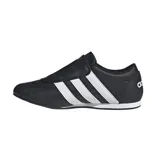 Championes Adidas Tekwen negros con las tres tiras blancas y logo en el lateral. Zapatillas de corte bajo con exterior sintético y lengüeta de malla.
