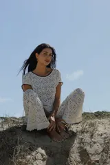 Pantalón blanco de broderie con tiro medio, cintura elástica, short de forro y pespunte negro en la terminación.