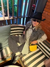 Chaleco de jean gris con bordados de caballos y estrellas en hombros y espalda.