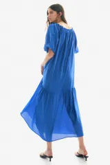 Vestido midi azul con escote cuadrado con cordón ajustable, mangas cortas abullonadas y falda con volantes.