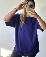 Remerón de corte oversize en color violeta, confeccionado en tejido de algodón con cuello redondo y mangas cortas.