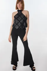 Top halter marrón oscuro, estilo chaleco, confeccionado con parches de cuero cosidos en patrón de rombos con costura de ganchillo visible. El cuello es de punto trenzado.