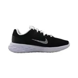 Championes de running Nike Revolution 6 Next Nature Premium, color negro con detalles en blanco y gris. Presentan el logo de Nike con estampado de cebra.