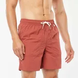 Short de baño rojo con cintura elástica ajustable con cordón blanco, bolsillos laterales y bolsillo trasero con ojal de drenaje.