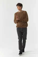 Sweater marrón liso de algodón con cuello redondo y costuras a contratono.