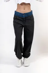 Jean baggy de corte amplio con detalles en la cintura, ideal para un look cómodo y casual.
