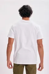 Remera blanca de algodón con cuello en V y mangas cortas.