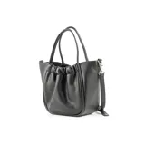 Cartera tipo tote chica color negro, confeccionada en cuero sintético graneado. Tiene doble asa corta, correa larga regulable y extraíble, cierre superior, herrajes plateados, un compartimento principal con dos bolsillos abiertos y uno con cierre.