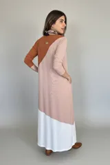Vestido largo de morley de algodón y viscosa, con corte amplio, mangas largas y diseño color block en tonos marrón, rosa y blanco.