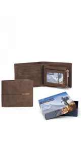 Billetera bifold para hombre confeccionada en símil cuero color negro. Presenta un diseño con una franja decorativa tricolor en la parte frontal. El interior cuenta con múltiples ranuras para tarjetas, una ventana transparente para identificación, un monedero con cierre de cremallera y doble compartimento para billetes.